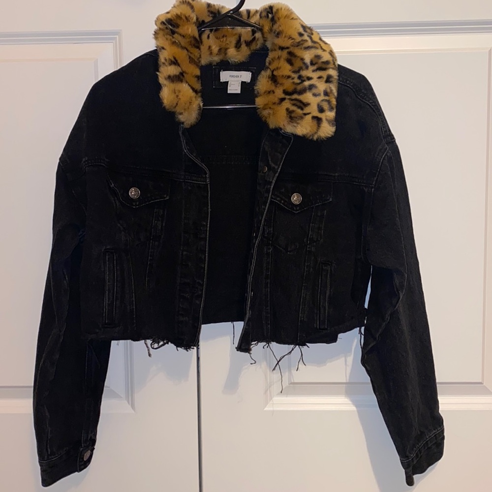 Women’s Forever 21 Black Jean Jacket with Cheeta printed neck fur